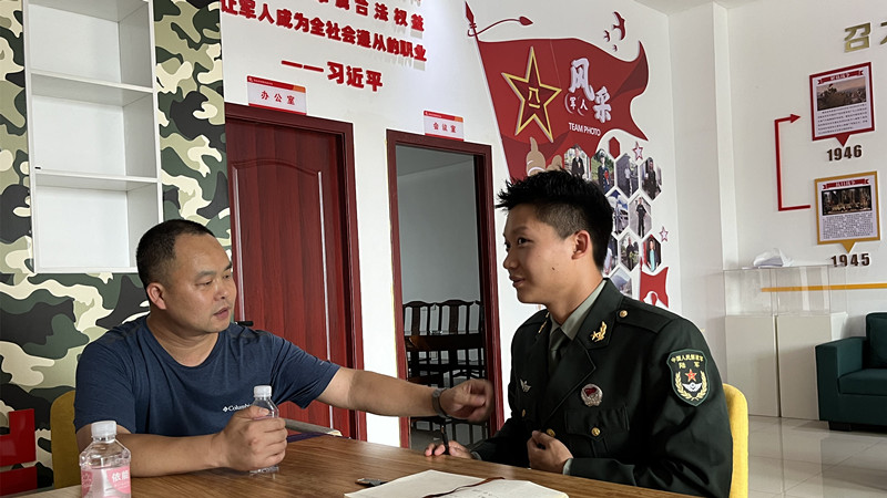 团队退役复学成员向退役村民宣传习近平新时代中国特色社会主义思想 2026世界杯官网黄紫瑜供图.jpg
