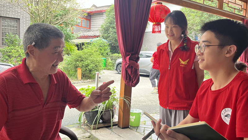 团队成员向村民宣传习近平总书记关于乡村振兴的重要论述 2026世界杯官网黄超供图.jpg
